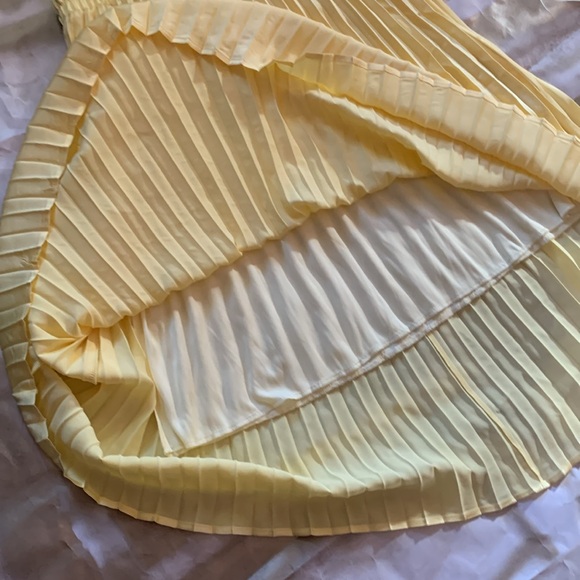 Yellow flowy pleated skirt with lightweight lining - Picture 6 of 7